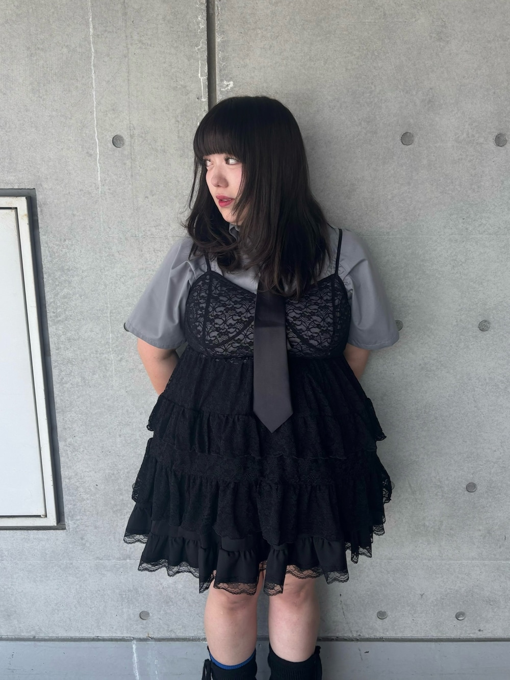 ブラック系のワンピース、グレー系のシャツ/ブラウス、ブラック系のネクタイを着用したレディースの春コーディネートの4枚目の写真