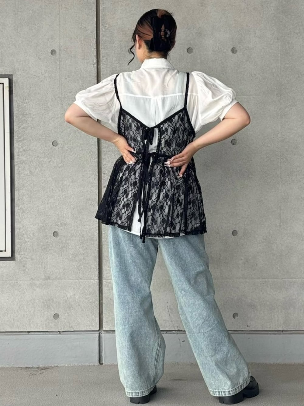 ブルー系のデニムパンツ、ホワイト系のシャツ/ブラウス、ブラック系のチュニックを着用したレディースの夏コーディネートの4枚目の写真
