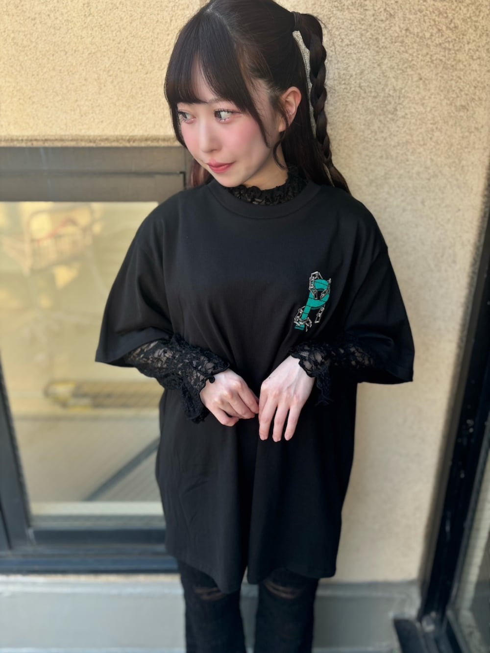 ブラック系のその他パンツ、ブラック系のTシャツ/カットソー、ブラック系のTシャツ/カットソーを着用したレディースの秋コーディネートの3枚目の写真
