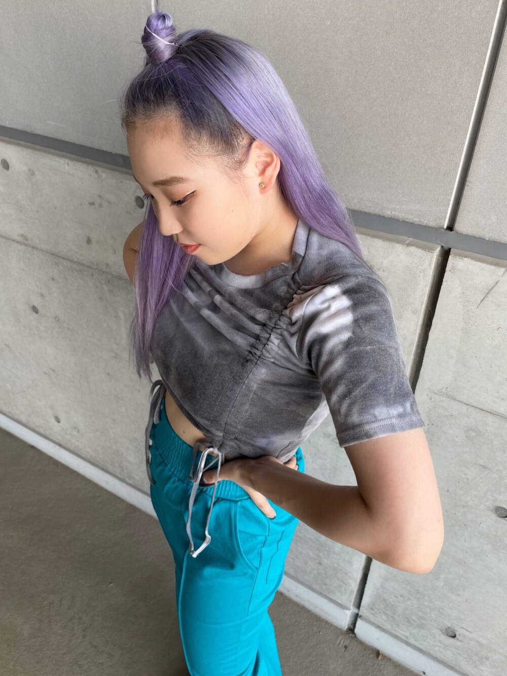 グリーン系のその他パンツ、ブラック系のTシャツ/カットソー、ブラック系のスニーカーを着用したレディースの夏コーディネートの2枚目の写真