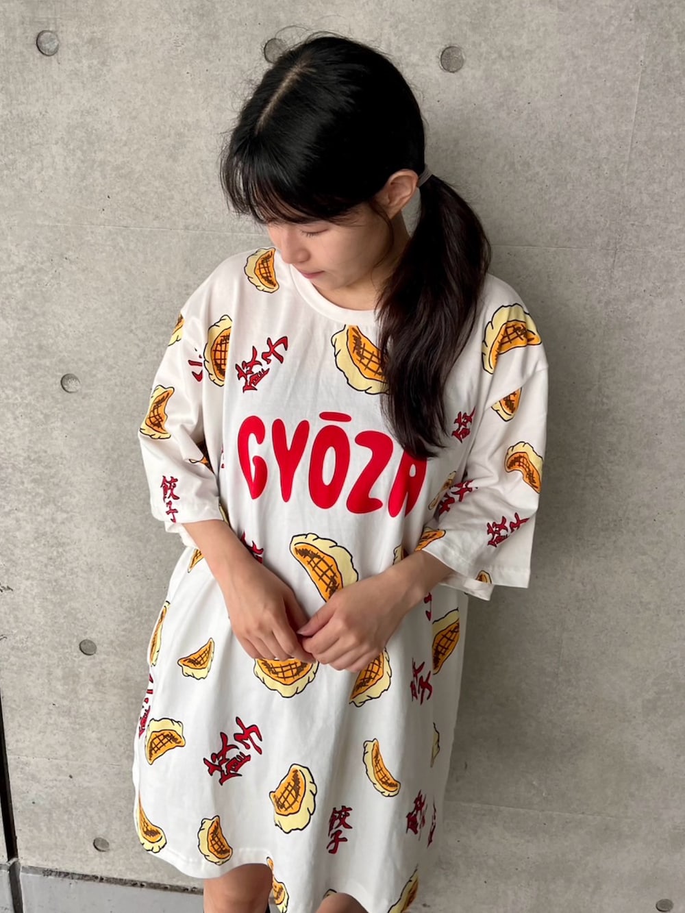 レッド系のTシャツ/カットソーを着用したレディースの夏コーディネートの4枚目の写真