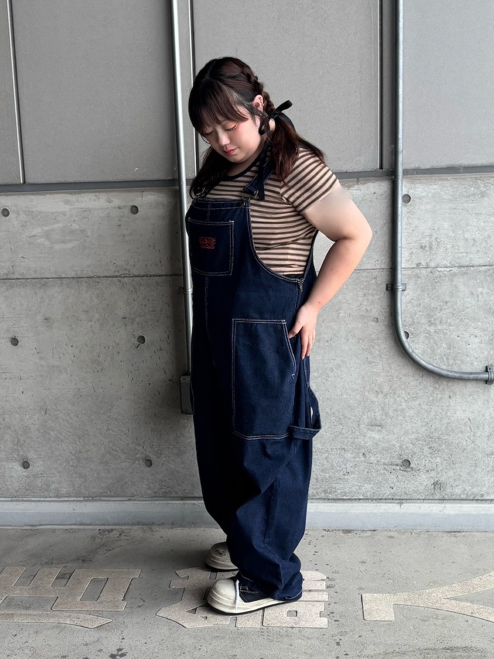 ブルー系のサロペット/オーバーオール、ブラウン系のTシャツ/カットソーを着用したレディースの夏コーディネートの3枚目の写真