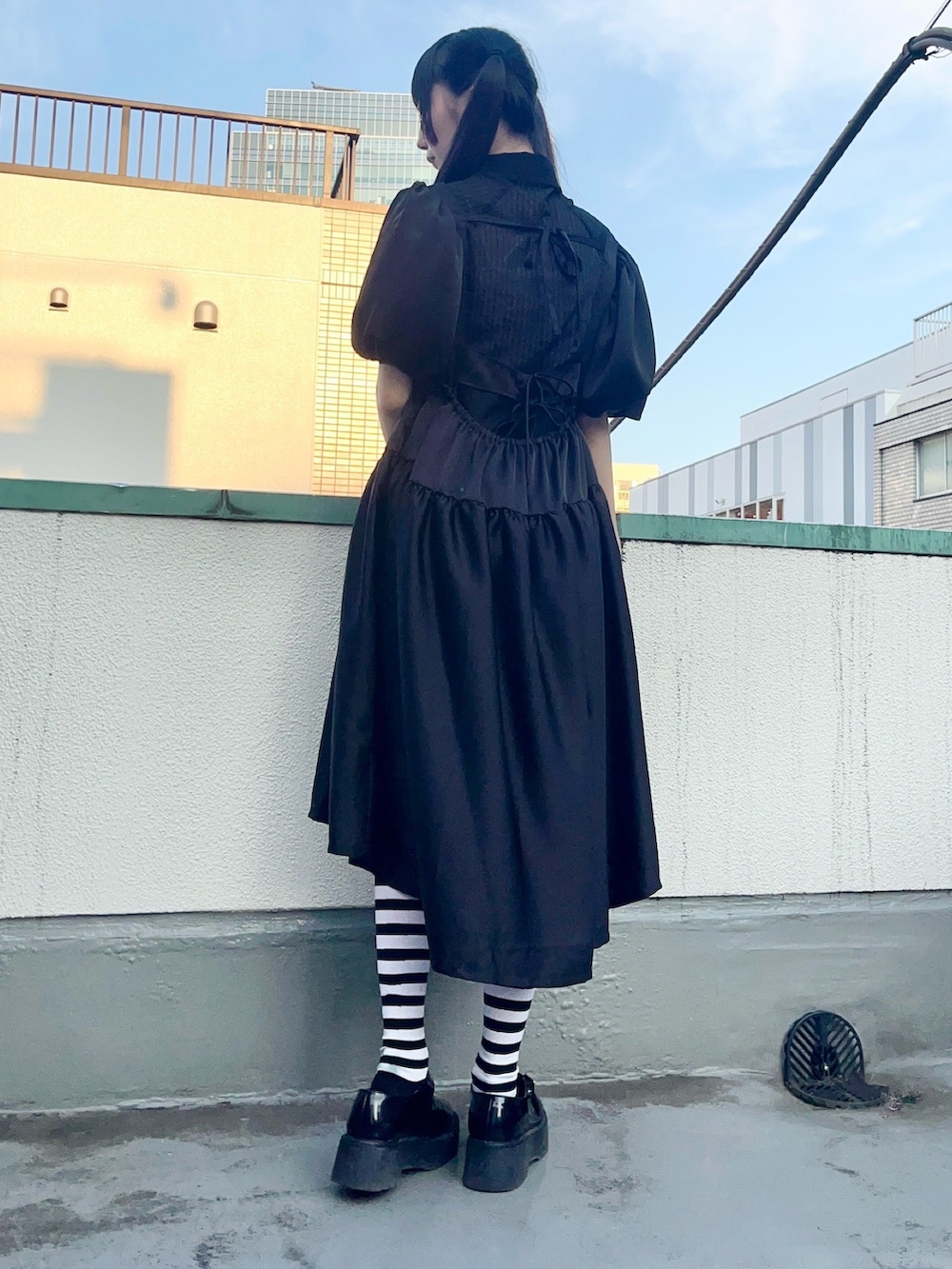 ブラック系のワンピース、ブラック系のシャツ/ブラウスを着用したレディースの夏コーディネートの5枚目の写真