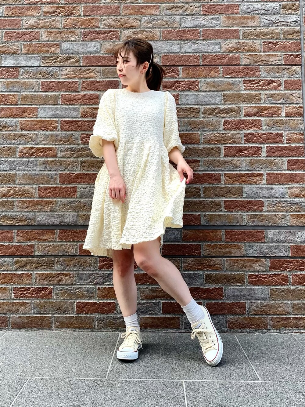 「PUNYUS、PUNYUSコーデ、春コーデ、夏コーデ、レイヤードスタイル、ワンピース、きれいめカジュアル、パフスリーブ、カメラバッグ、ダメージデニム、原宿、コンバース、休日スタイル、デート、ガーリー」｜「PUNYUSのロゴカメラバッグ（ショルダーバッグ、グリーン系）」を使った、PUNYUS  さん（レディース・152cm）の春コーディネートの2枚目の写真