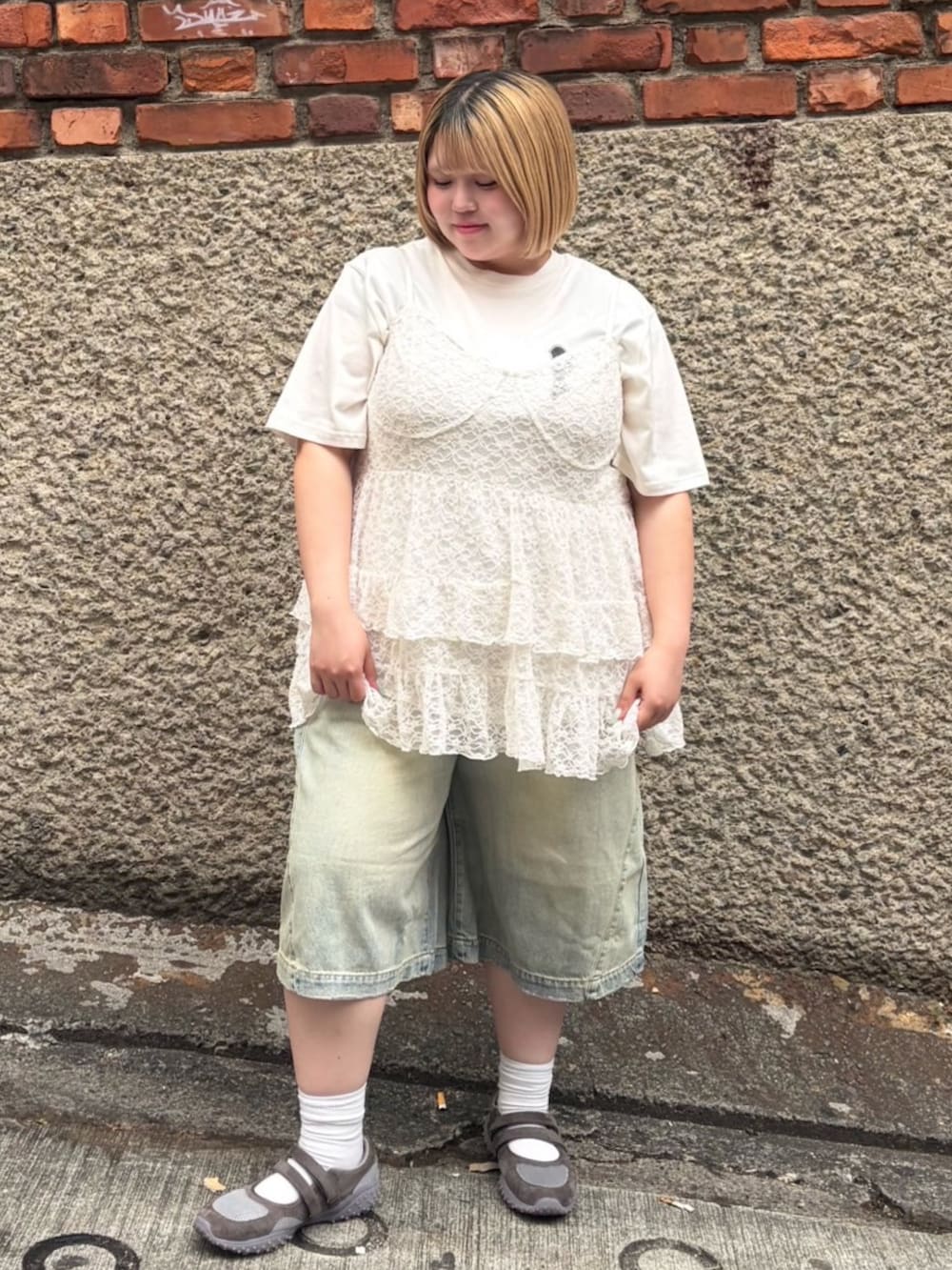 ブルー系のデニムパンツ、ホワイト系のTシャツ/カットソー、ホワイト系のワンピースを着用したレディースの春コーディネートの2枚目の写真