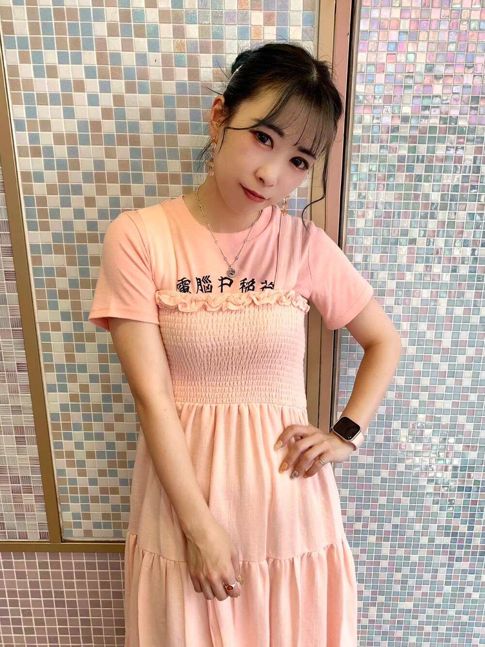 ピンク系のワンピース、ピンク系のTシャツ/カットソーを着用したレディースの夏コーディネートの2枚目の写真