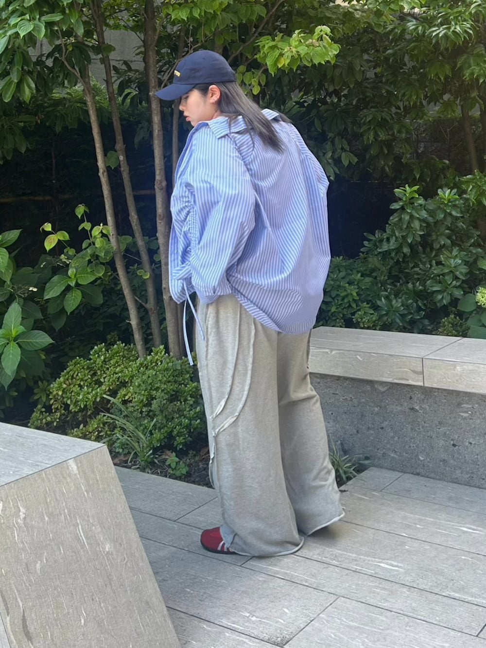 グレー系のスウェットパンツ、ブルー系のシャツ/ブラウス、ホワイト系のタンクトップを着用したレディースの夏コーディネートの5枚目の写真