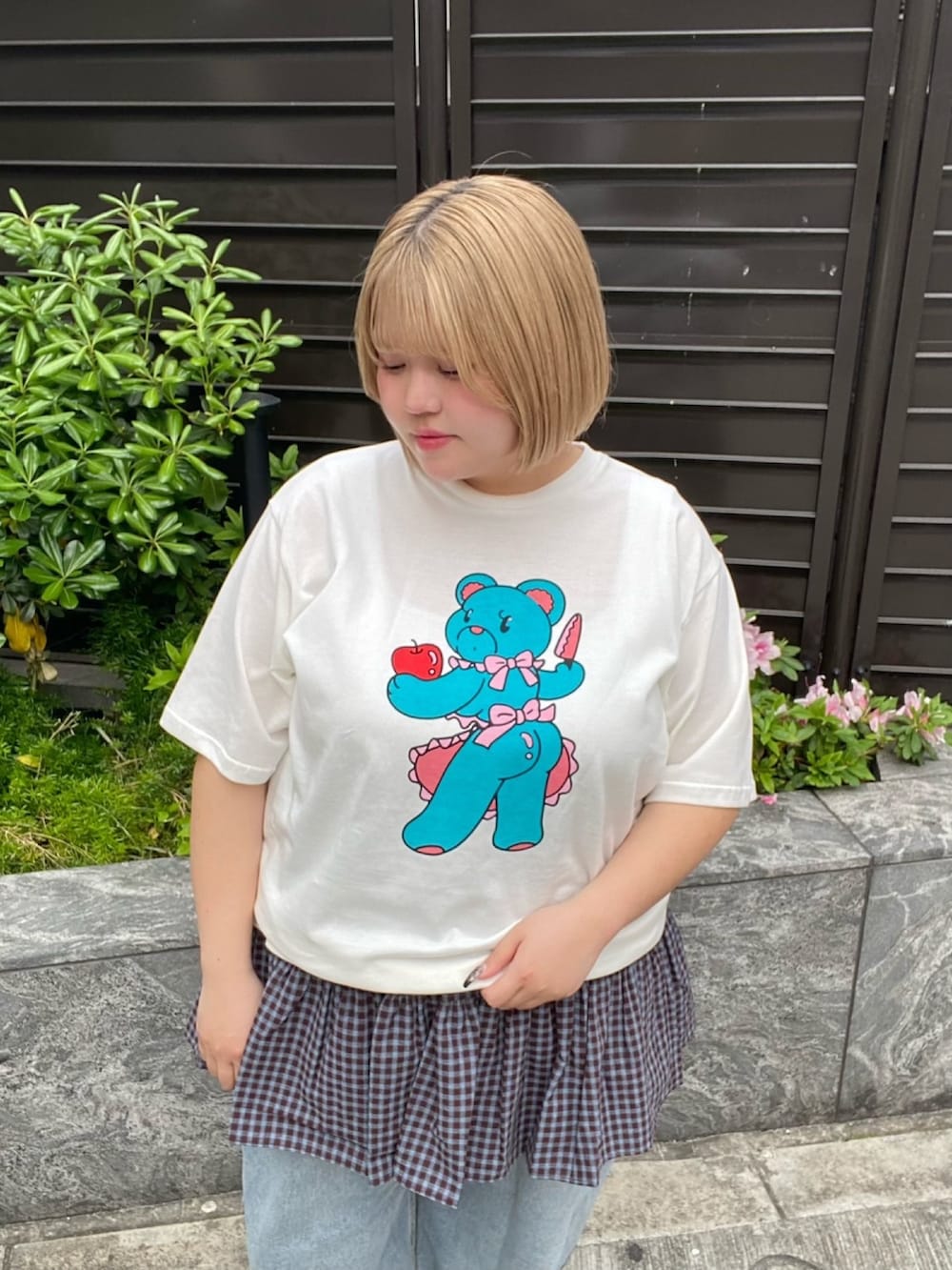 ブルー系のデニムパンツ、ブルー系のスカート、ホワイト系のTシャツ/カットソーを着用したレディースの春コーディネートの3枚目の写真