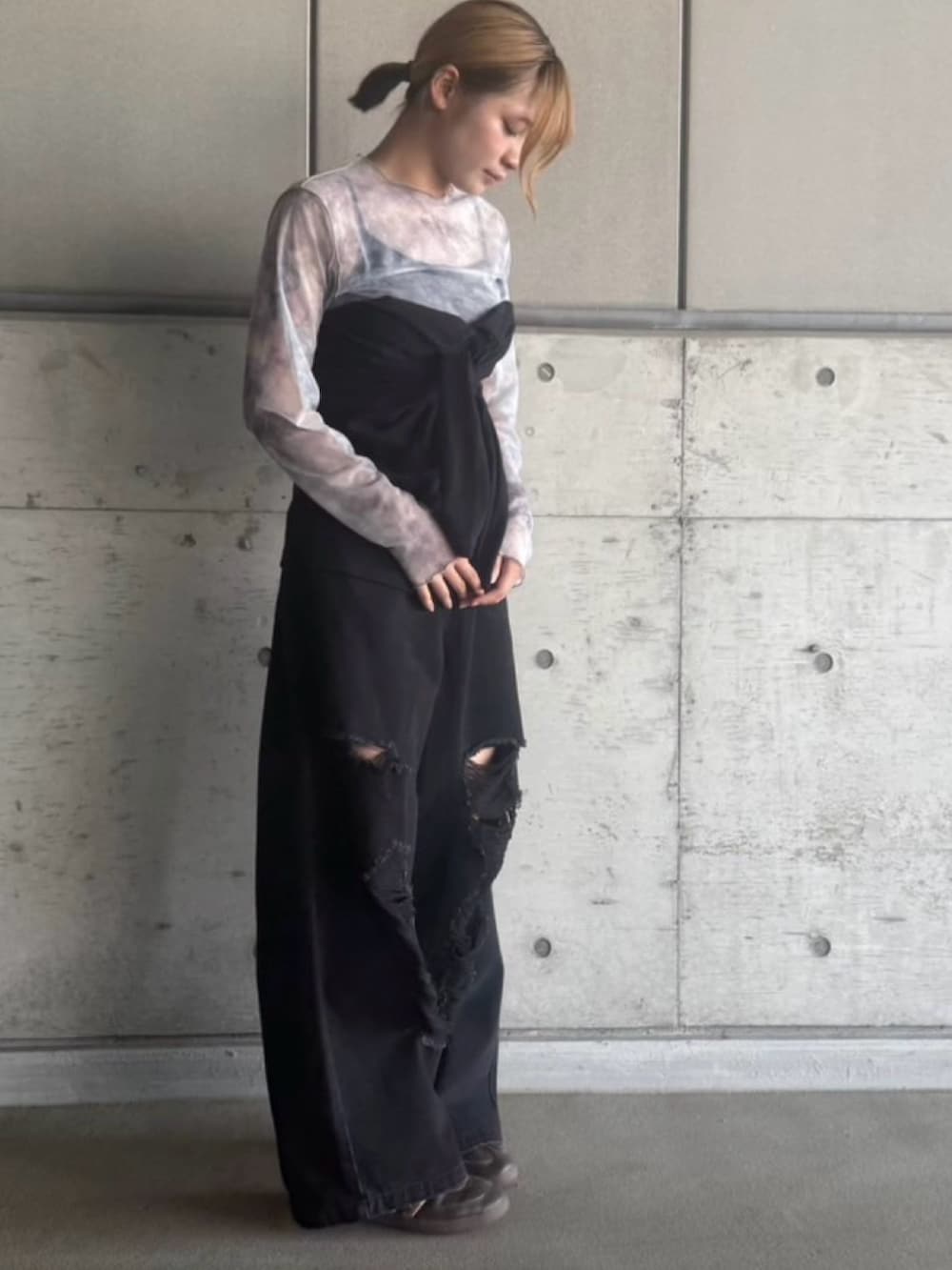 ブラック系のデニムパンツ、ブラック系のカーディガン/ボレロ、グレー系のTシャツ/カットソーを着用したレディースの夏コーディネートの4枚目の写真