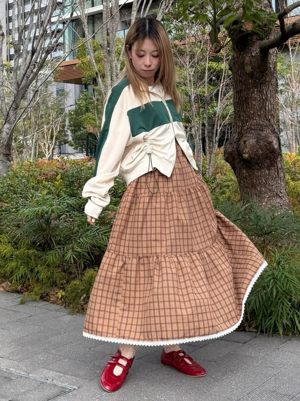 ブラウン系のワンピース、ホワイト系のジャージを着用したレディースの春コーディネートの5枚目の写真