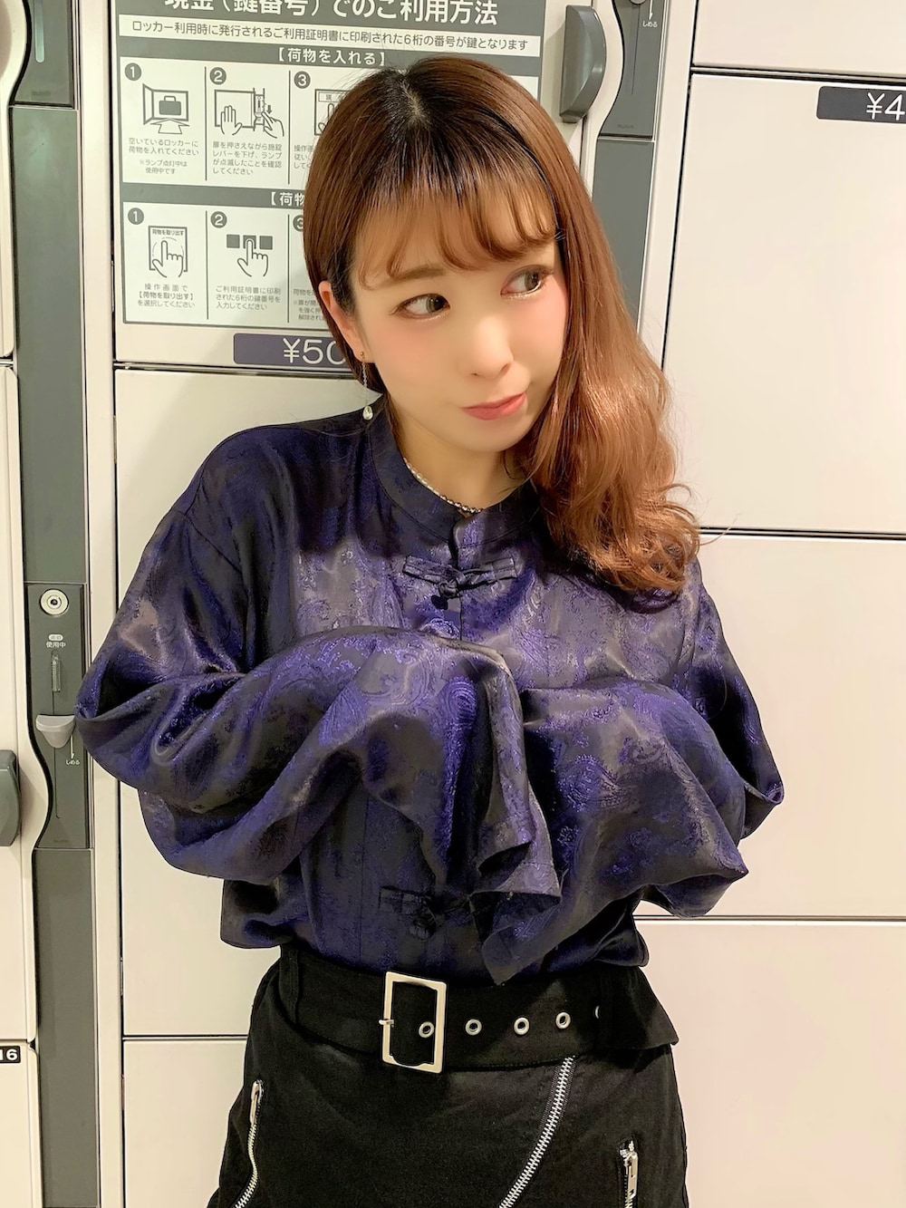 ブルー系のシャツ/ブラウス、ブラック系のスカートを着用したレディースの秋コーディネートの2枚目の写真