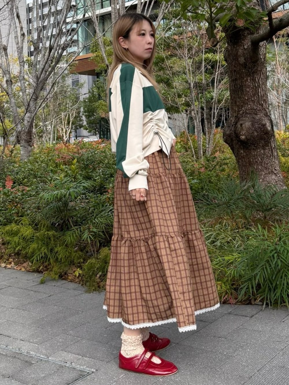 ブラウン系のワンピース、ホワイト系のジャージを着用したレディースの春コーディネートの3枚目の写真