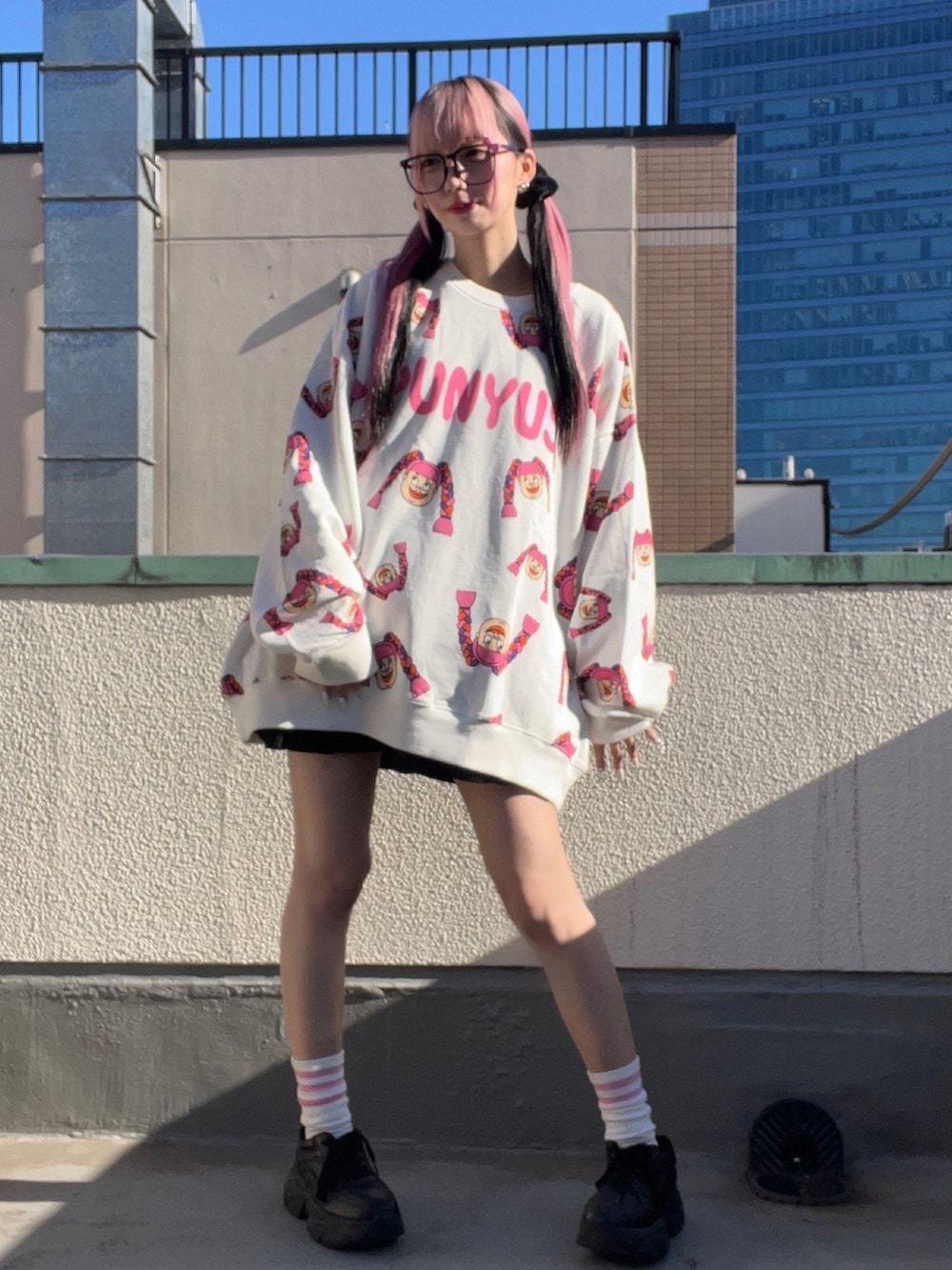 ホワイト系のスウェット、ブラック系のスカートを着用したレディースの冬コーディネートの2枚目の写真