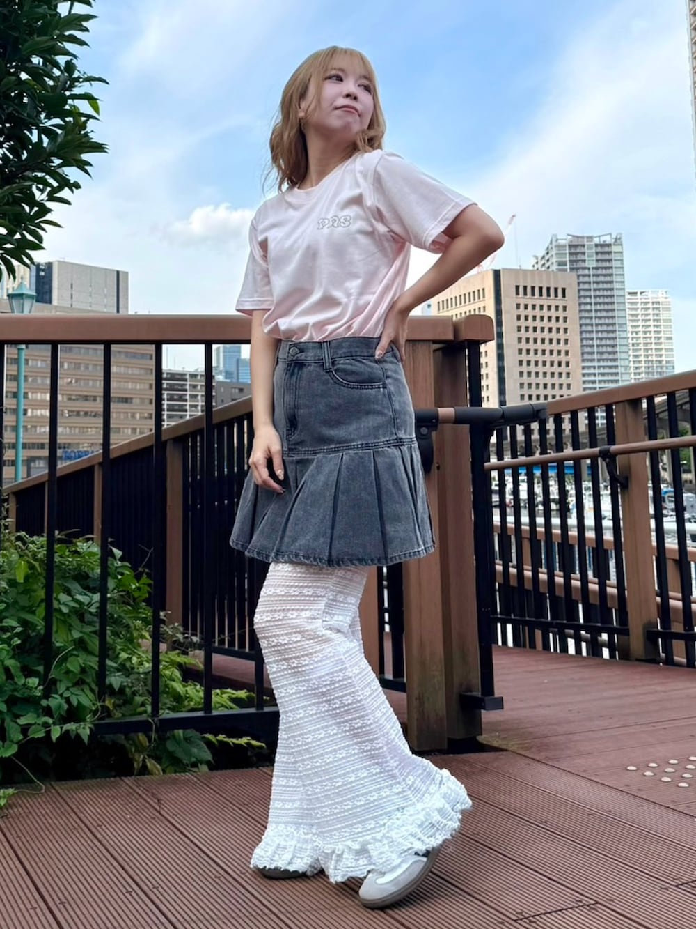 ブルー系のデニムスカート、ホワイト系のその他パンツ、ピンク系のTシャツ/カットソーを着用したレディースの夏コーディネートの2枚目の写真