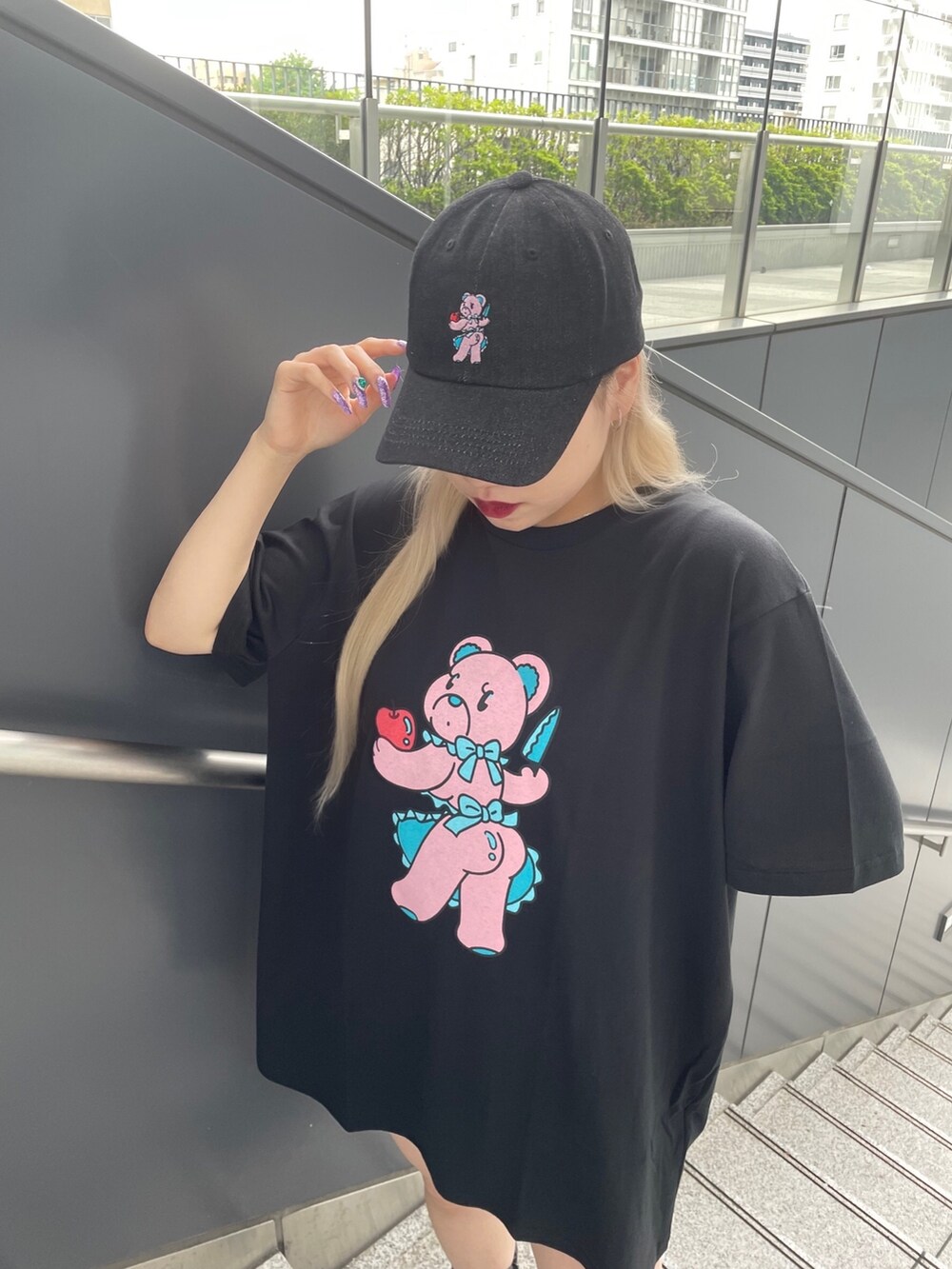 ブラック系のTシャツ/カットソー、ブラック系のキャップを着用したレディースの春コーディネートの2枚目の写真