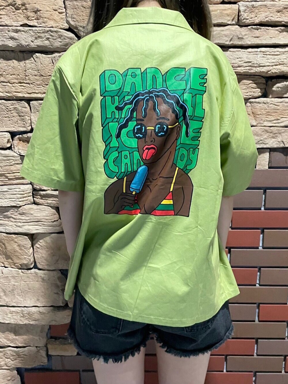 グリーン系のシャツ/ブラウス、ブラック系のデニムパンツ、ブラック系のサンダルを着用したレディースの夏コーディネートの2枚目の写真