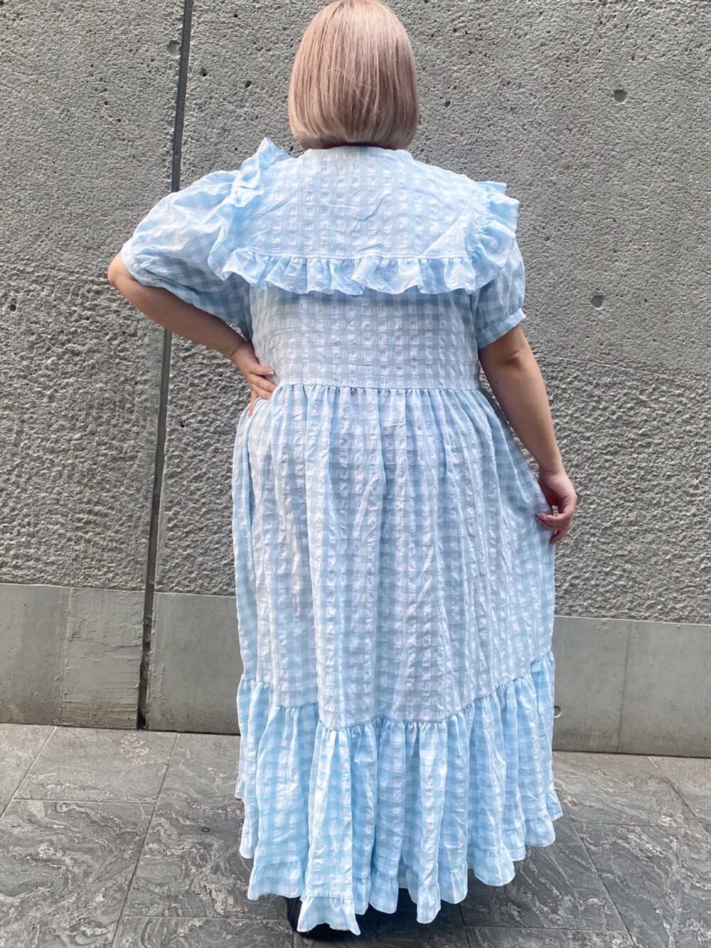 ブルー系のワンピースを着用したレディースの秋コーディネートの3枚目の写真