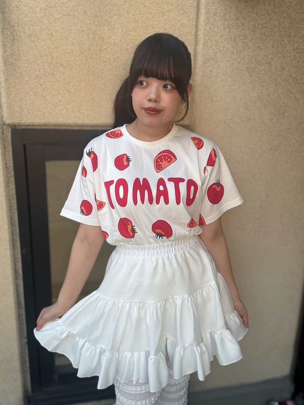 ホワイト系のその他パンツ、ホワイト系のスカート、レッド系のTシャツ/カットソーを着用したレディースの春コーディネートの6枚目の写真