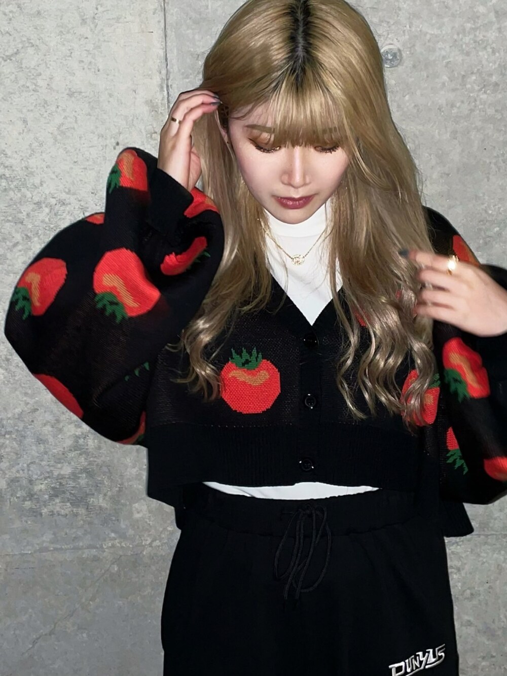 ブラック系のスウェットパンツ、ブラック系のブーツ、ブラック系のカーディガン/ボレロを着用したレディースの春コーディネートの2枚目の写真