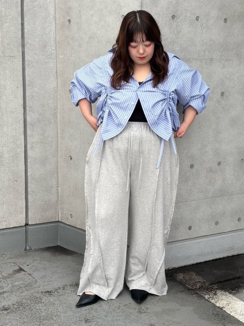 グレー系のスウェットパンツ、ブルー系のシャツ/ブラウスを着用したレディースの夏コーディネートの3枚目の写真