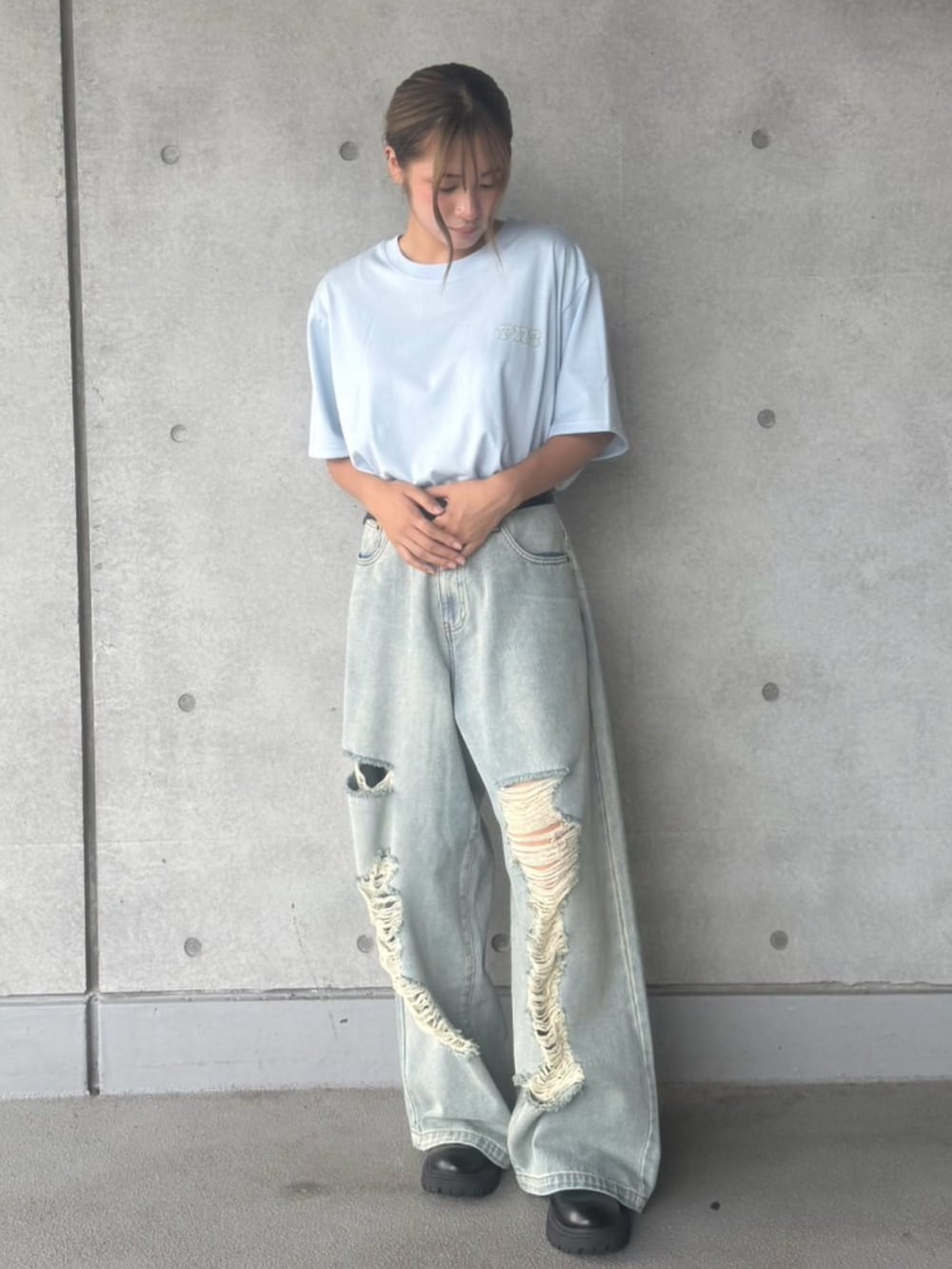 ブルー系のデニムパンツ、ブルー系のTシャツ/カットソーを着用したレディースの夏コーディネートの2枚目の写真