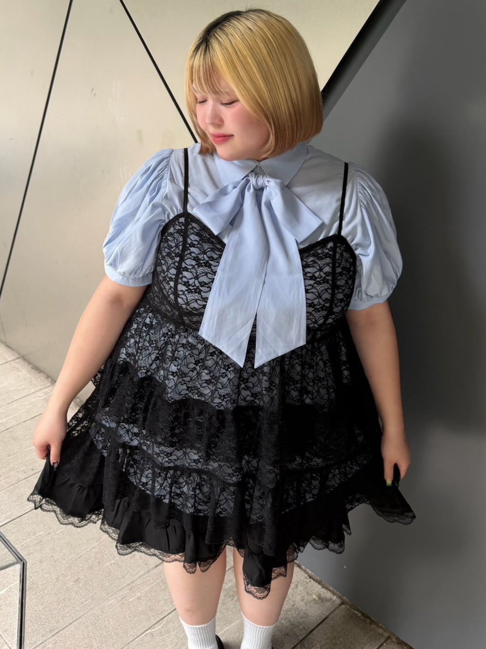 ブラック系のワンピース、ブルー系のシャツ/ブラウスを着用したレディースの夏コーディネートの4枚目の写真