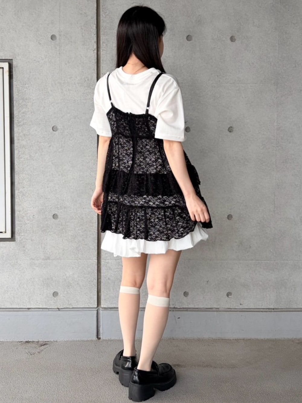 ブラック系のワンピース、ホワイト系のスカート、ホワイト系のTシャツ/カットソーを着用したレディースの夏コーディネートの3枚目の写真