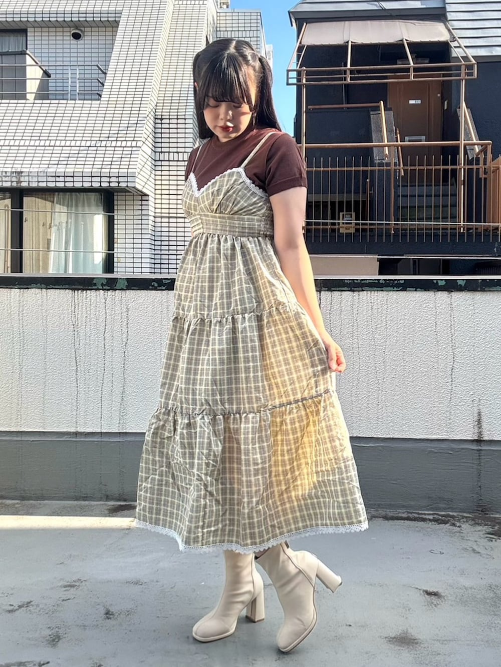 イエロー系のワンピース、ブラウン系のニット/セーターを着用したレディースの夏コーディネートの9枚目の写真