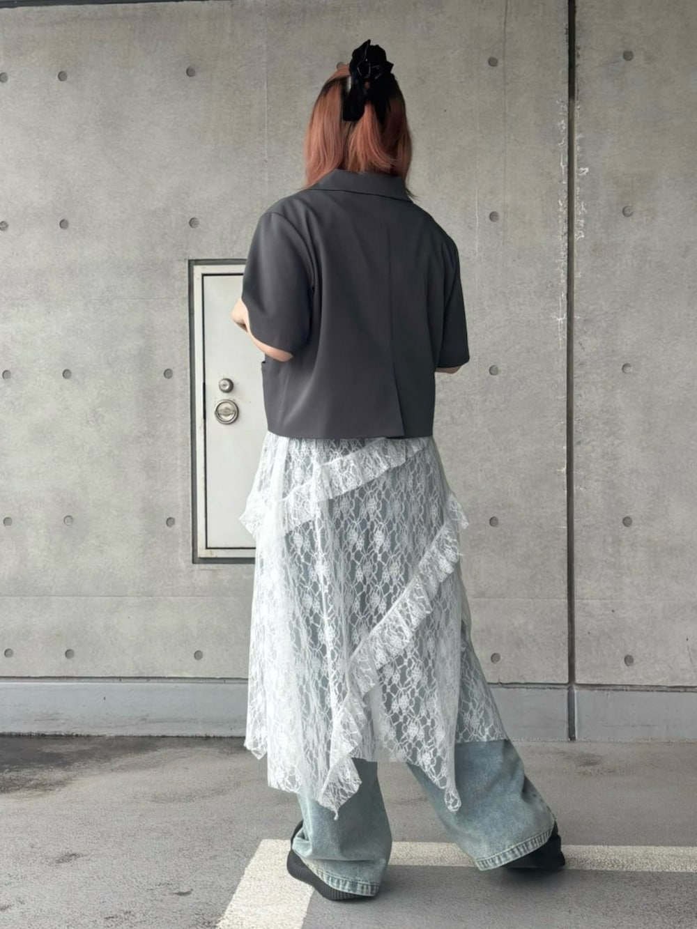 ホワイト系のスカート、ブルー系のデニムパンツ、グレー系のテーラードジャケットを着用したレディースの夏コーディネートの5枚目の写真