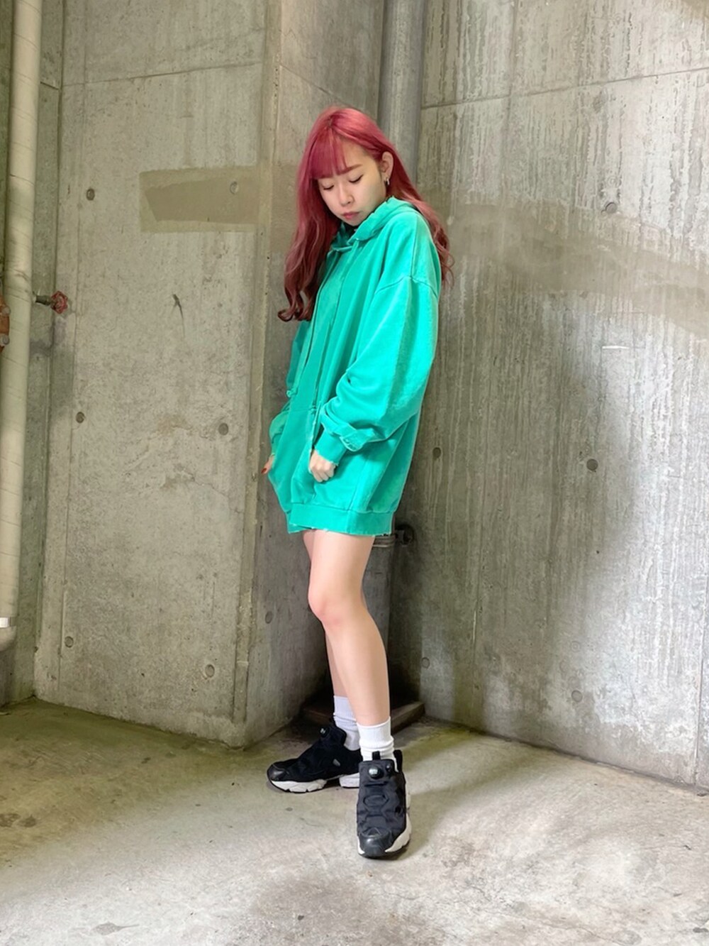 ホワイト系のTシャツ/カットソー、グリーン系のパーカーを着用したレディースの冬コーディネートの2枚目の写真