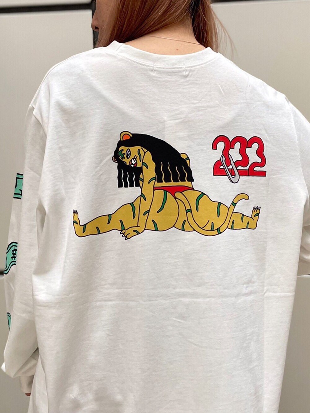 ホワイト系のTシャツ/カットソー、ブラック系のダウンベストを着用したレディースの冬コーディネートの3枚目の写真