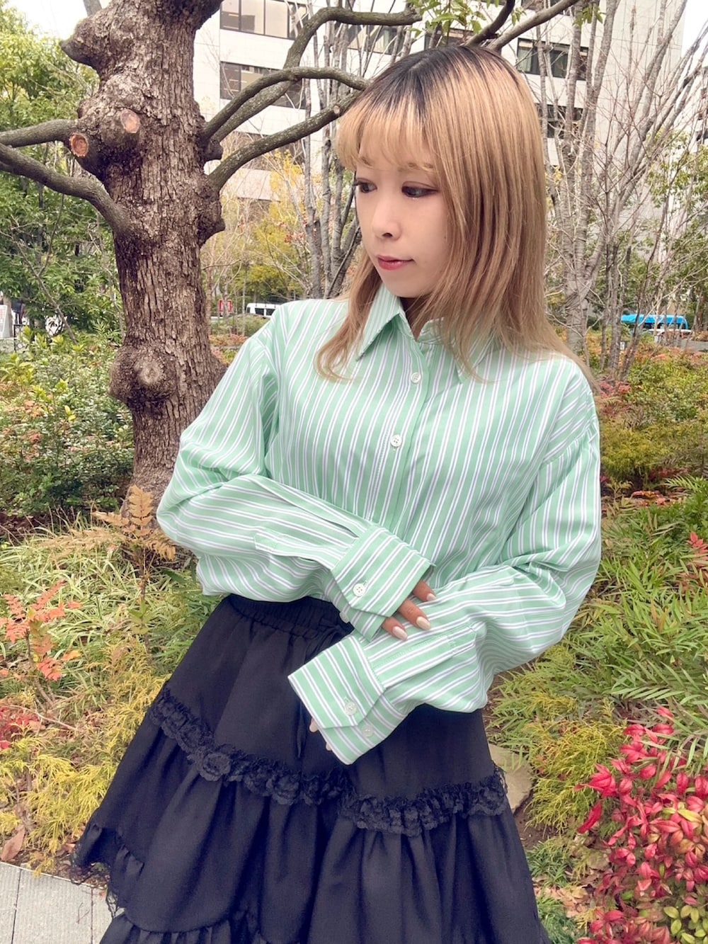 ブラック系のスカート、グリーン系のシャツ/ブラウスを着用したレディースの冬コーディネートの4枚目の写真