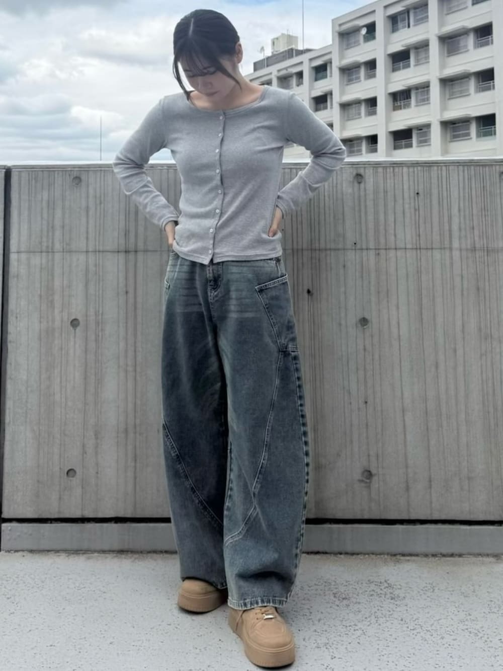 ブルー系のデニムパンツ、グレー系のカーディガン/ボレロを着用したレディースの春コーディネートの2枚目の写真