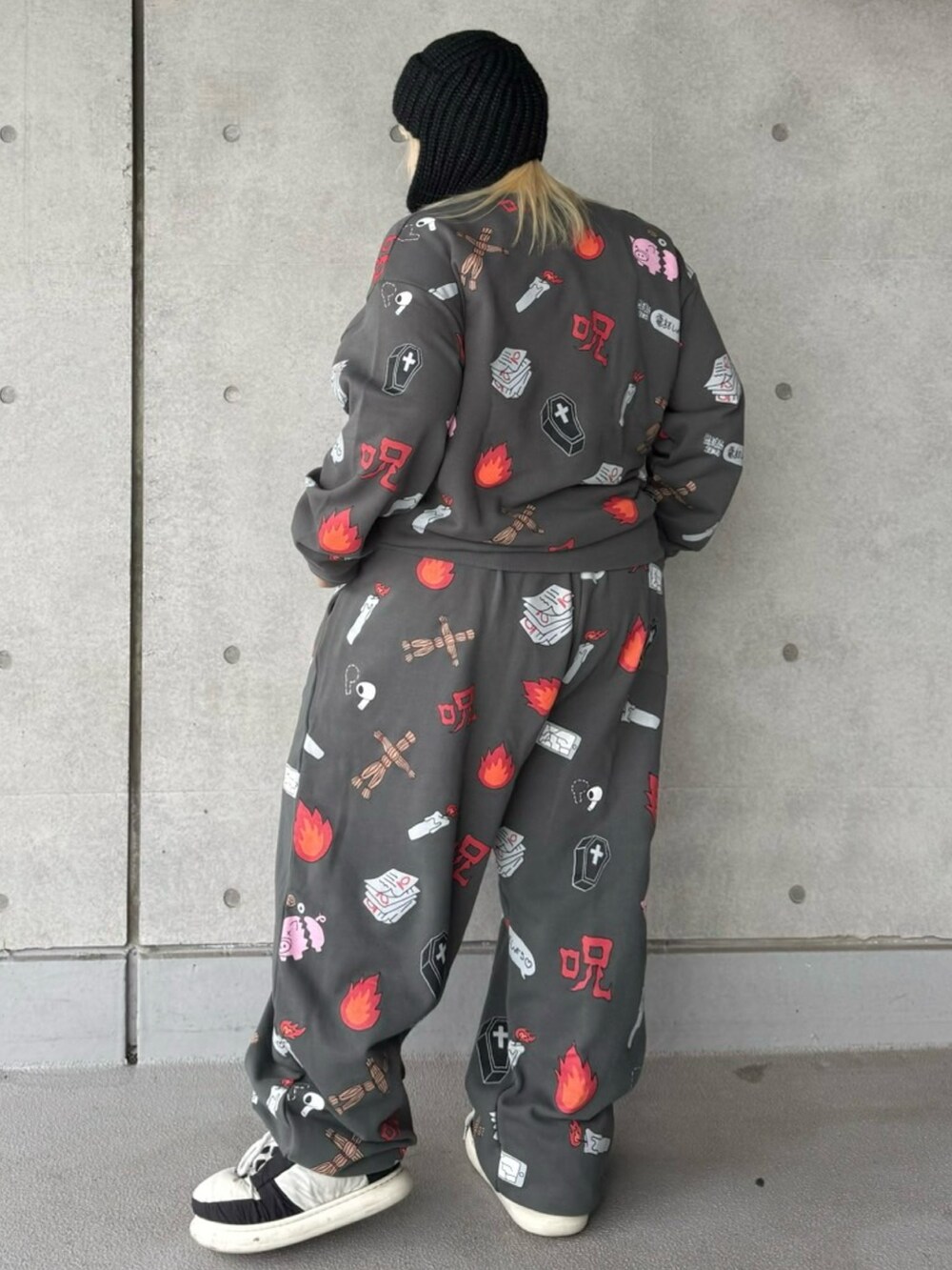 ブラック系のスウェットパンツ、ブラック系のスウェット、ブラック系のニットキャップ/ビーニーを着用したレディースの冬コーディネートの5枚目の写真