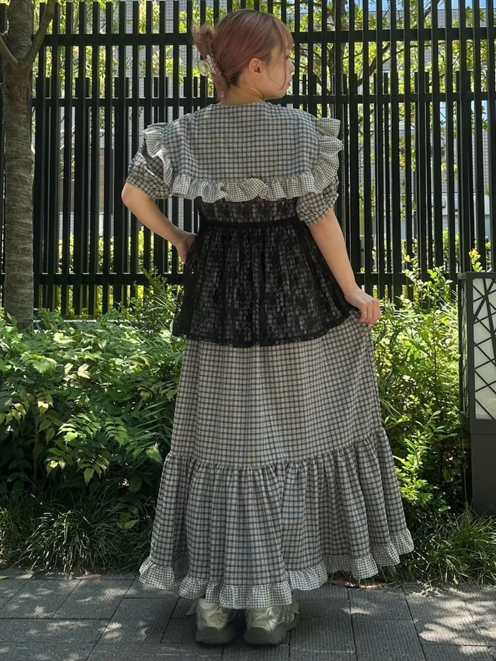 ブラック系のワンピース、ブラック系のチュニックを着用したレディースの夏コーディネートの4枚目の写真