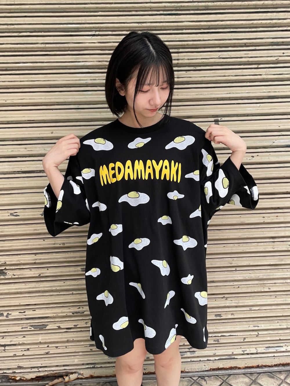 ブラック系のTシャツ/カットソーを着用したレディースの春コーディネートの2枚目の写真