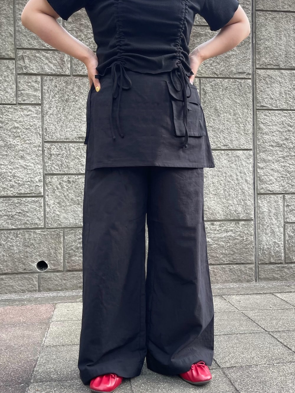 ブラック系のその他パンツ、ブラック系のTシャツ/カットソーを着用したレディースの夏コーディネートの6枚目の写真