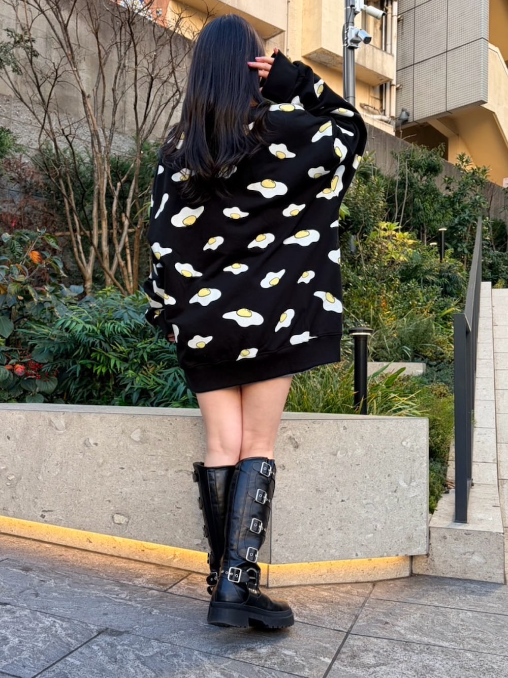 ブラック系のスウェットを着用したレディースの冬コーディネートの3枚目の写真