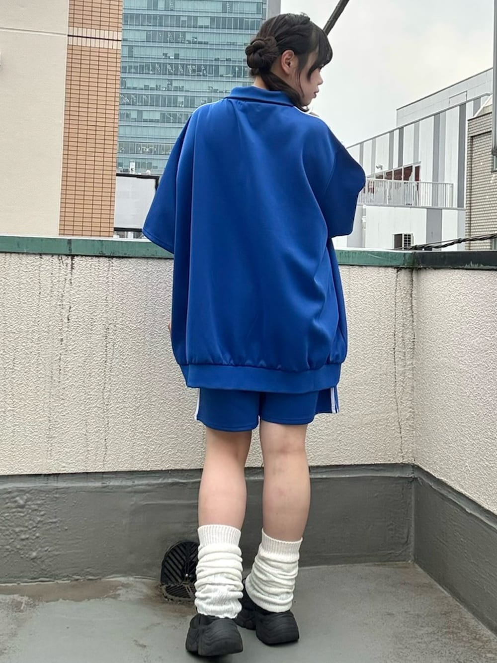 ブルー系のジャージ、ブルー系のその他パンツを着用したレディースの夏コーディネートの4枚目の写真