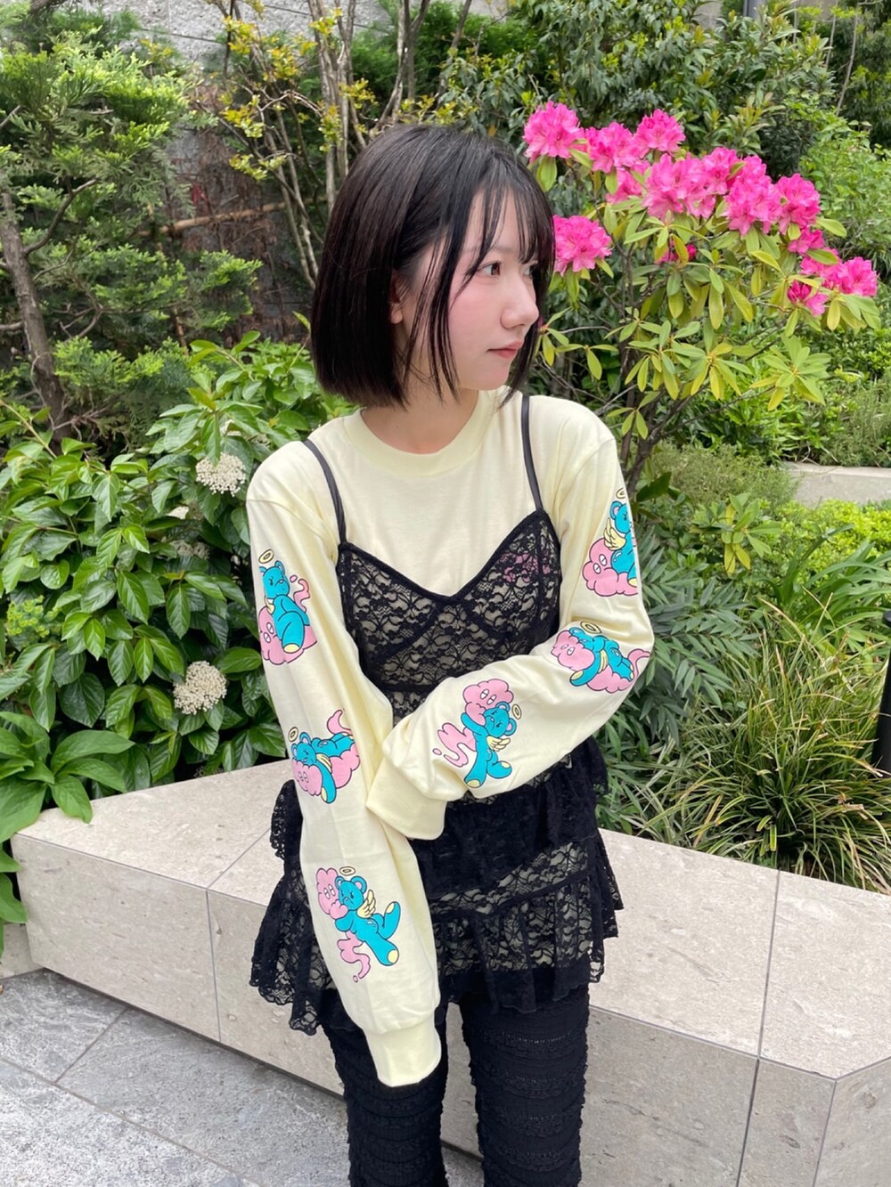 ブラック系のその他パンツ、ブラック系のワンピース、イエロー系のTシャツ/カットソーを着用したレディースの春コーディネートの4枚目の写真