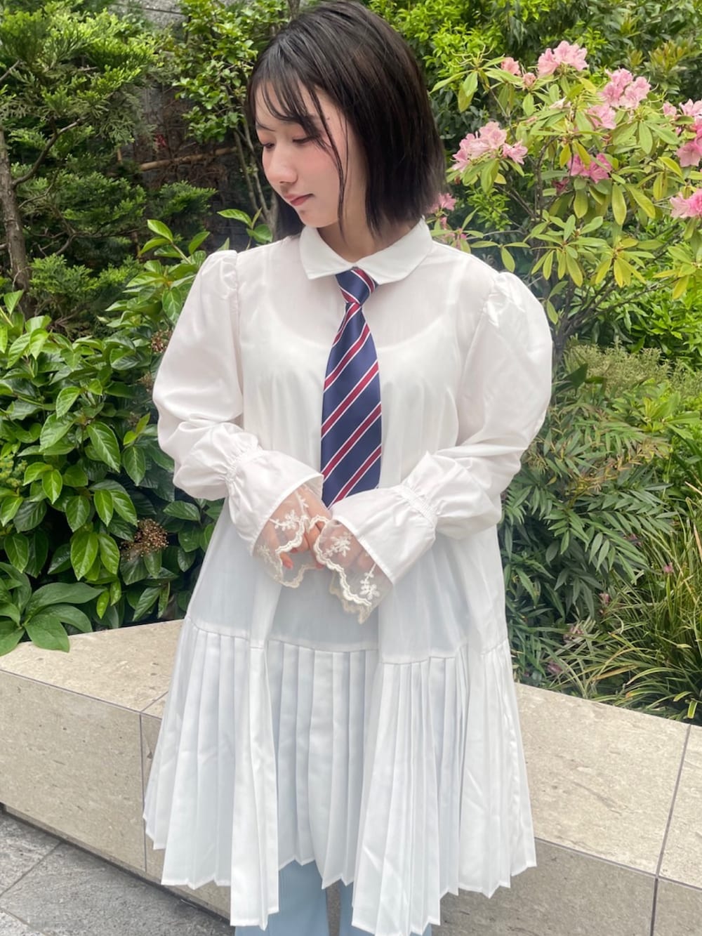 ホワイト系のシャツワンピース、ブルー系のネクタイ、ブルー系のその他パンツを着用したレディースの春コーディネートの5枚目の写真