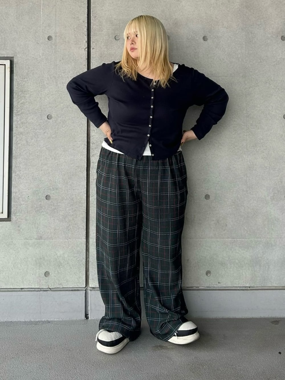 グリーン系のその他パンツ、ブルー系のカーディガン/ボレロを着用したレディースの冬コーディネートの3枚目の写真