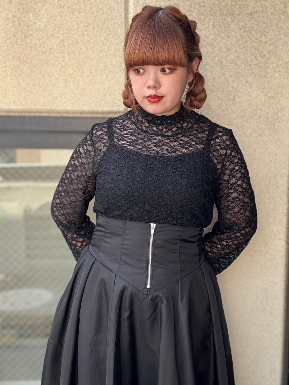 ブラック系のスカート、ブラック系のトップスを着用したレディースの夏コーディネートの2枚目の写真