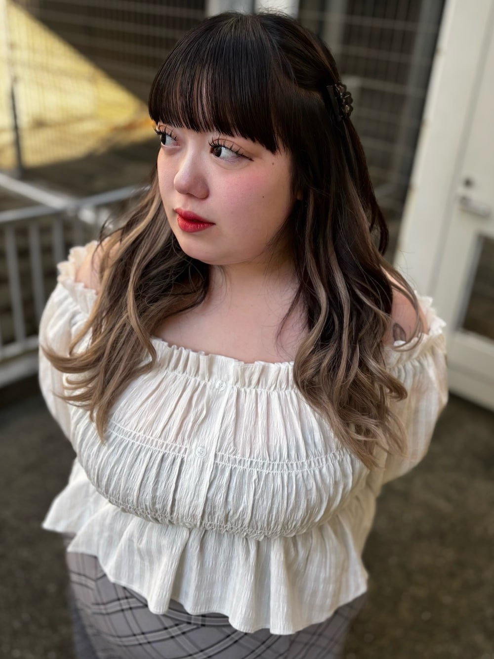 グレー系のスカート、ホワイト系のシャツ/ブラウスを着用したレディースの春コーディネートの5枚目の写真