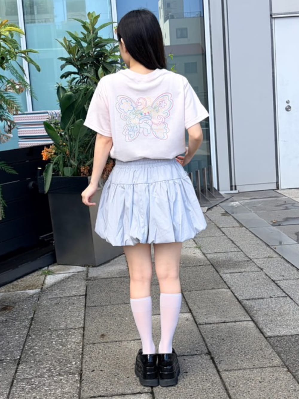 グレー系のスカート、ピンク系のTシャツ/カットソーを着用したレディースの夏コーディネートの4枚目の写真