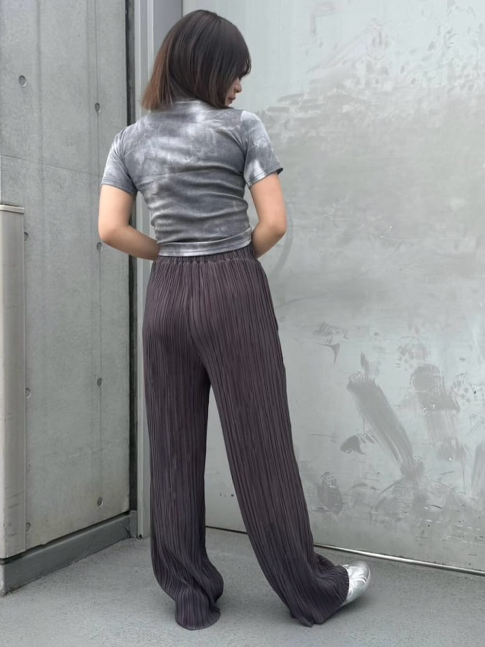 ブラック系のその他パンツ、ブラック系のTシャツ/カットソーを着用したレディースの春コーディネートの4枚目の写真