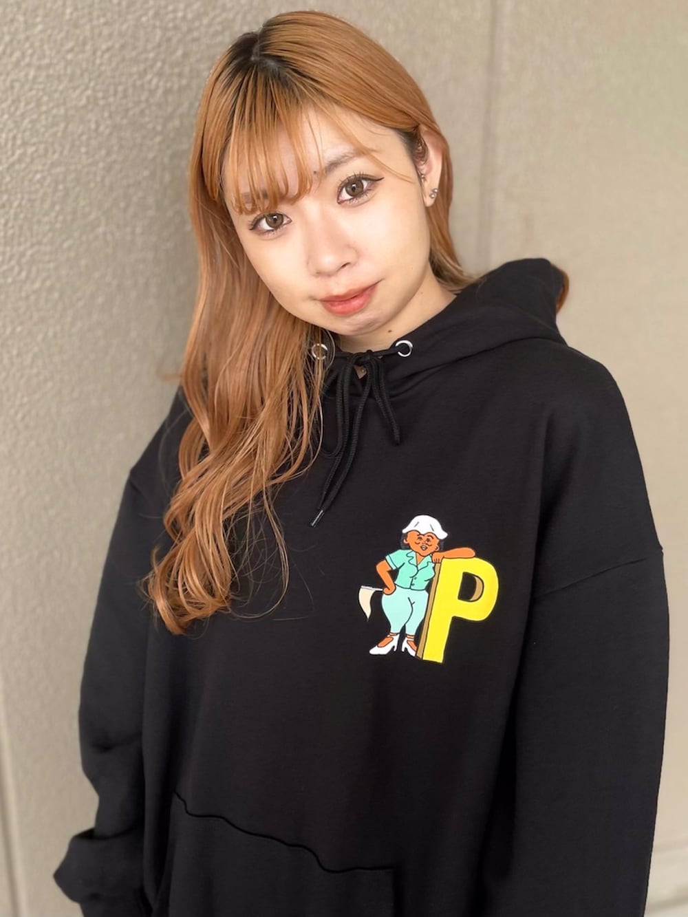 ブラック系のパーカー、ピンク系のレギンス/スパッツを着用したレディースの秋コーディネートの2枚目の写真