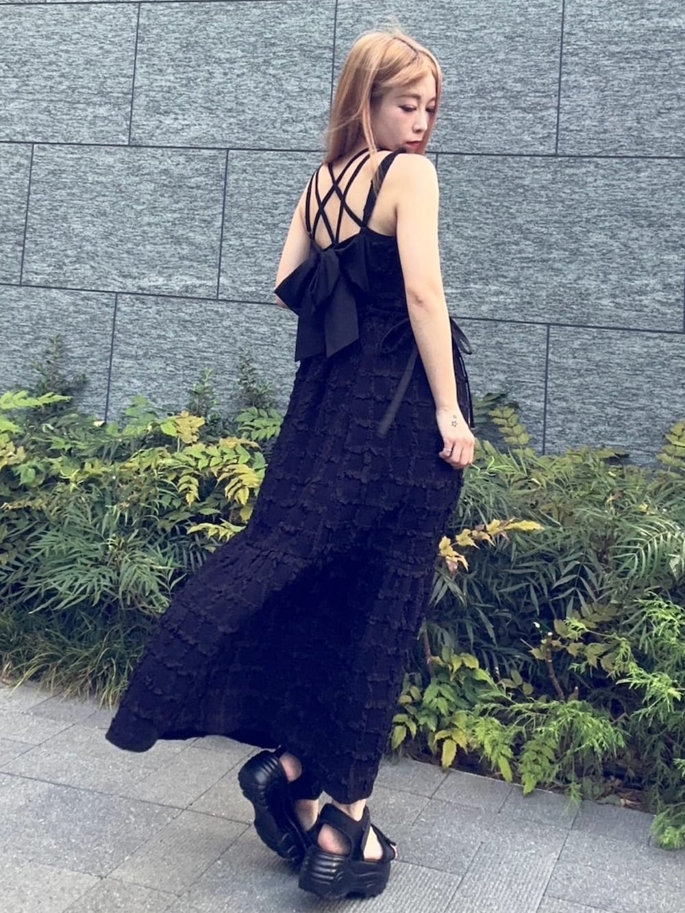 ブラック系のワンピースを着用したレディースの夏コーディネートの3枚目の写真