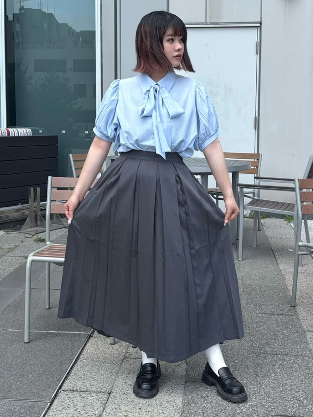 グレー系のスカート、ブルー系のシャツ/ブラウスを着用したレディースの夏コーディネートの2枚目の写真