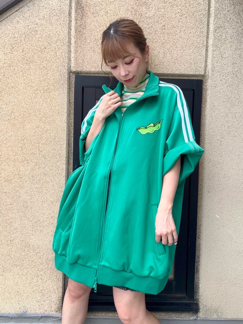 グリーン系のジャージ、グリーン系のTシャツ/カットソーを着用したレディースの春コーディネートの2枚目の写真